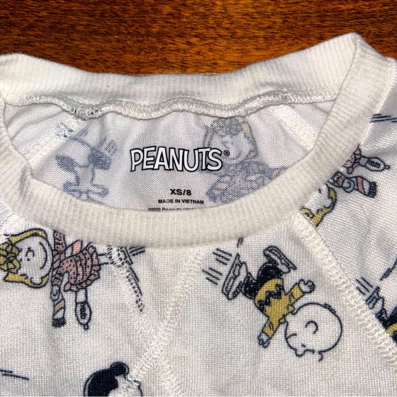 Super soft and adorable girls peanuts sweater - Picture 3 of 3